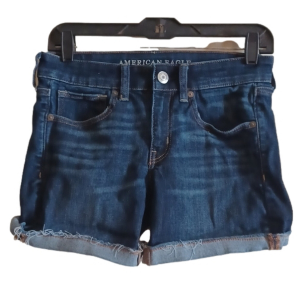 𝅺American Eagle cutoff shorts. Nice dark wash. Size 6. Great used condition.